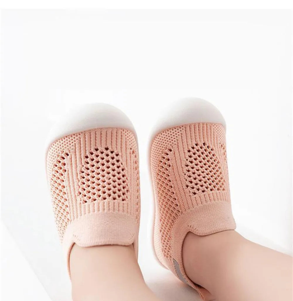 Peach toddler slip-on sandals, close-up of breathable knit heel panels
