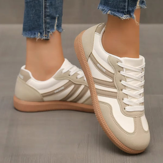 Women's low-top lace sneakers, white with beige stripes and gum sole