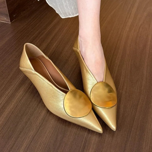 Women’s pointed-toe low-heel pumps in gold leather look, glossy gold toe cap