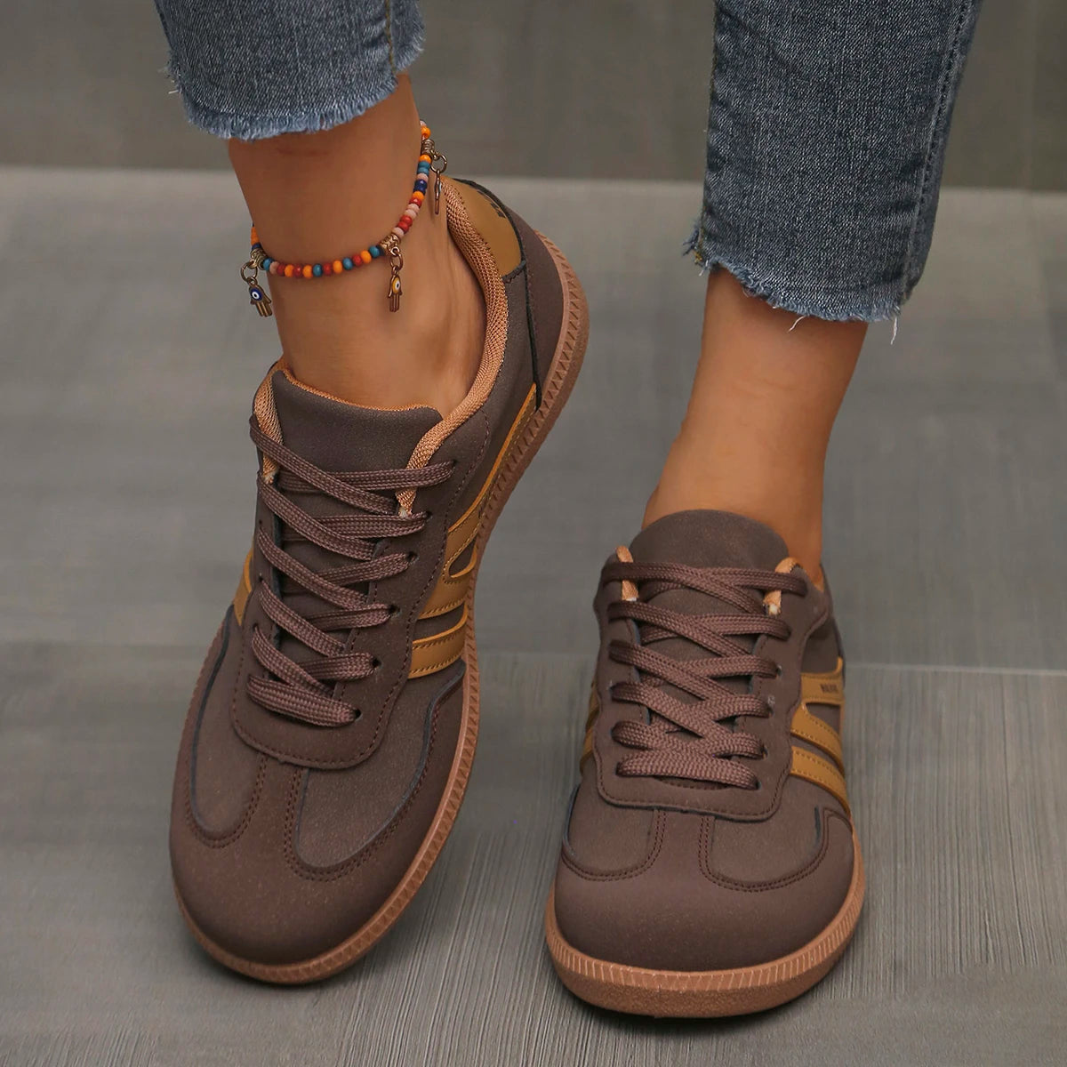 Women's low-top lace sneakers in coffee brown, lace-up, side panels, gum sole